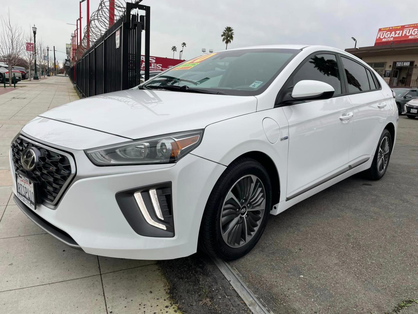 2020 WHITE /GRAY Hyundai Ioniq Plug-In Hybrid SE (KMHC65LD2LU) with an 1.6L L4 DOHC 16V HYBRID engine, 6A transmission, located at 744 E Miner Ave, Stockton, CA, 95202, (209) 944-5770, 37.956863, -121.282082 - Photo#3